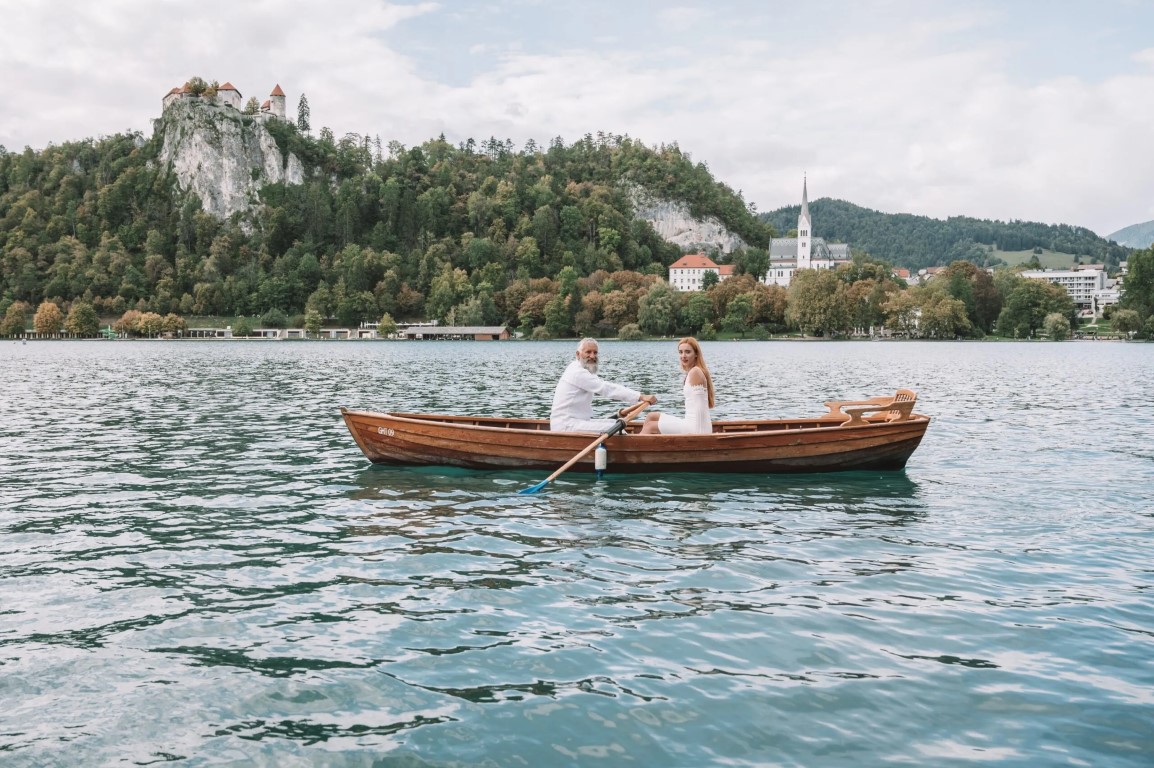 Poročni fotograf Bled – poročni poljub ob gradu